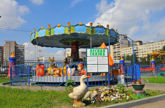 Парк аттракционов в парке им. Есенина
