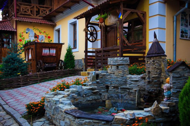 У реки