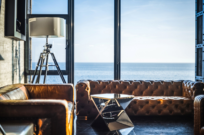 L1 lobby bar