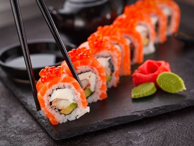Чем опасно употребление суши, рассказали медики