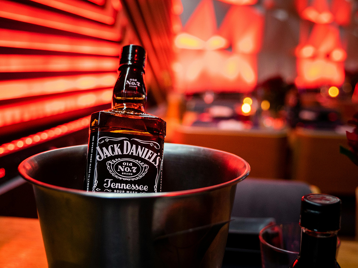 Мифы и реальность: почему цвет напитка не всегда говорит о его реальной выдержке