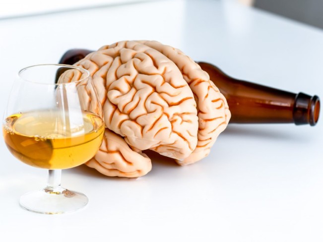 Алкоголь и сигареты вызывают старение мозга