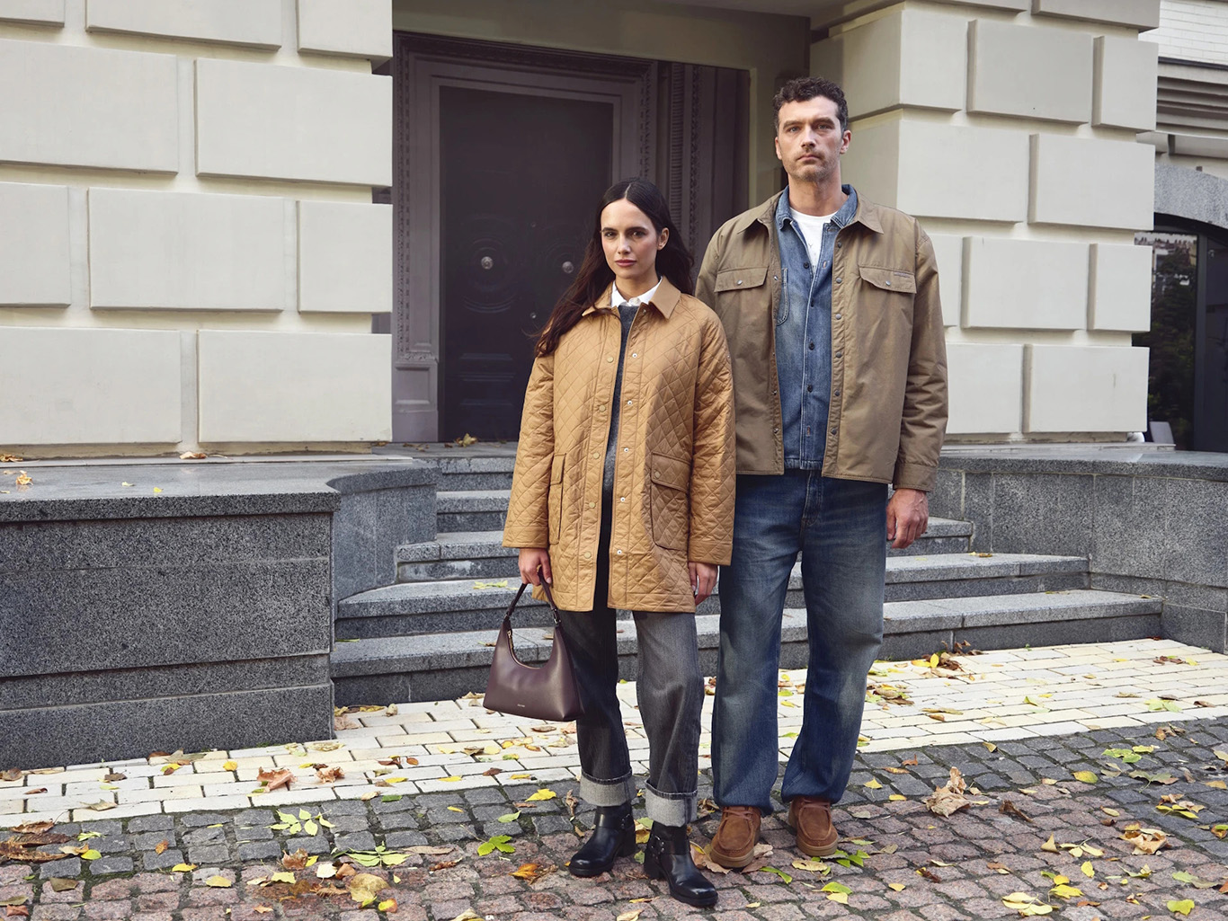 Джинси та верхній одяг: як носити з тренчами, бомберами та класичними пальтами