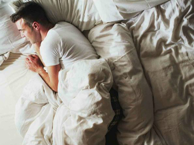 Ученые выяснили, с какой  стороны кровати лучше спать
