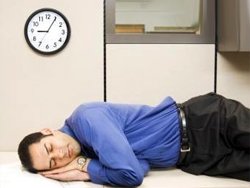Шесть способов незаметно поспать на работе