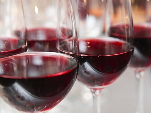 Ученые доказали пользу красного вина для зубов и десен