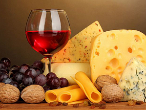 Ученые посоветовали, как употреблять вино и сыр: есть доказанная польза для здоровья
