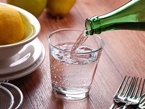 Вредно ли пить воду во время еды?