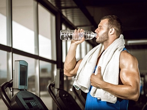 Вода и спорт: как влияет дефицит воды на наше тело во время тренировки?