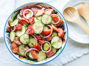 Диетологи: популярный салат из огурцов и помидоров вреден для здоровья