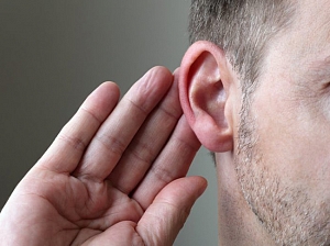 Специалисты рассказали, как правильно чистить уши и почему ватные палочки могут быть опасными