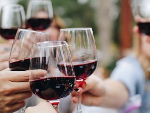 Ученые рассказали, опасно ли для здоровья пить один бокал вина ежедневно