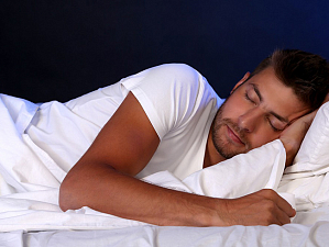 Ученые рассказали, на каком боку полезно спать