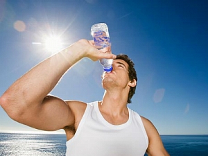 Одна из причина лишнего веса - дефицит воды в организме