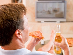 Перед телевизором  человек съедает  больше положенной нормы