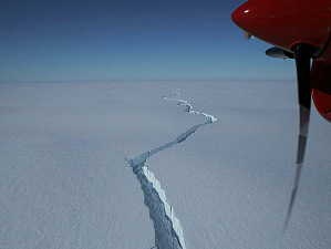 По просторам Антарктиды дрейфует огромный айсберг