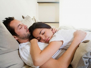 Мужчинам необходимо спать  на пять минут дольше,  чем женщинам