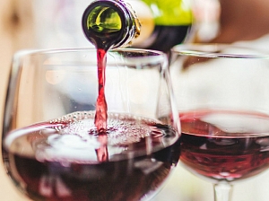 Исследование показало,  что бокал красного вина  обладает схожим эффектом  с тенировками