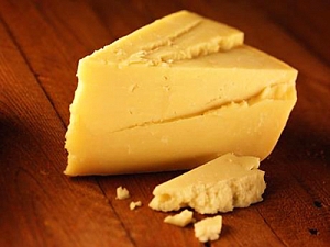 Диетологи назвали самый полезный сыр