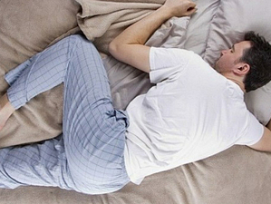 Ученые рассказали, в какой позе опасно спать