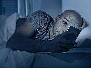 Класть смартфон под подушку вредно для здоровья