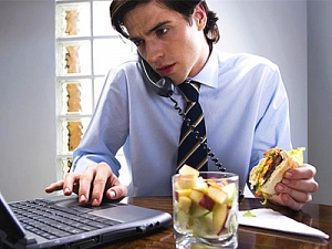 Почему обедать  на рабочем месте  опасно для здоровья?