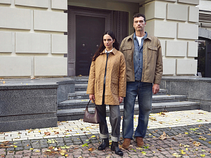 Джинси та верхній одяг: як носити з тренчами, бомберами та класичними пальтами