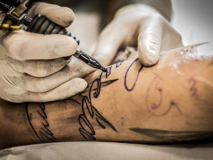 Специалисты рассказали, в чем опасность татуировок