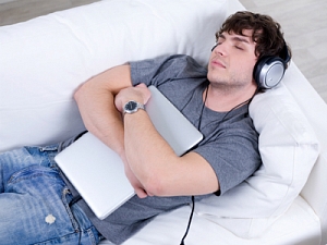 Прослушивание приятной  музыки перед сном  делает человека  добрее